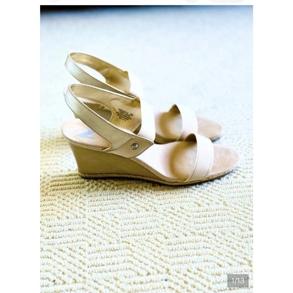 Romantic Minimal Boho Wedge Sandals 9M Gold Beige Stretch Elevated Comfort iFlex